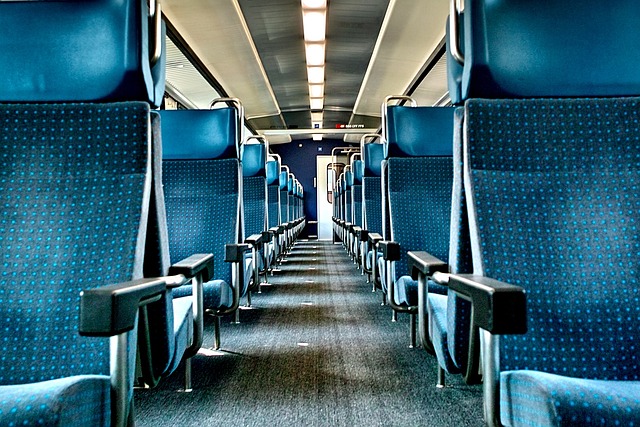 train 932835 640